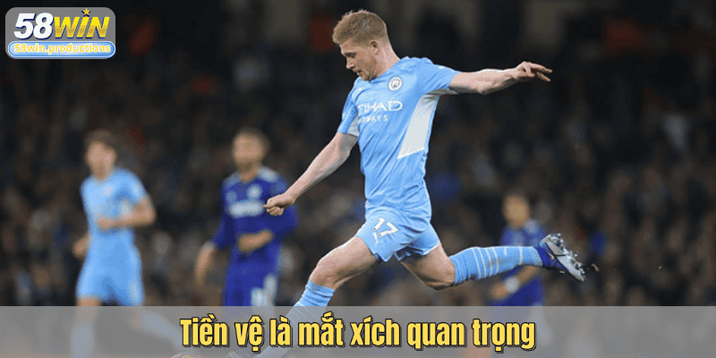 Tiền vệ là mắt xích quan trọng